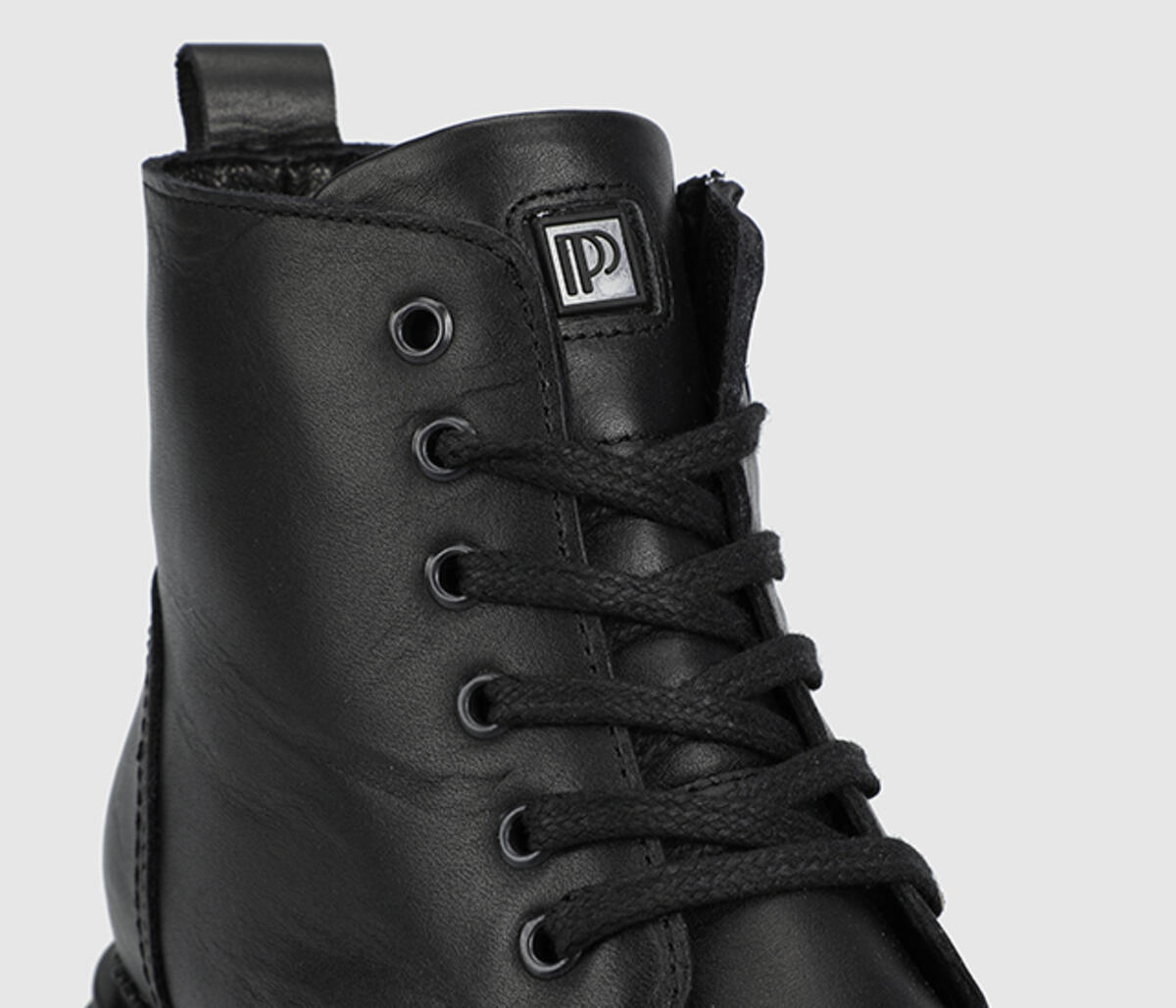 Siyah Deri Kadın Bot