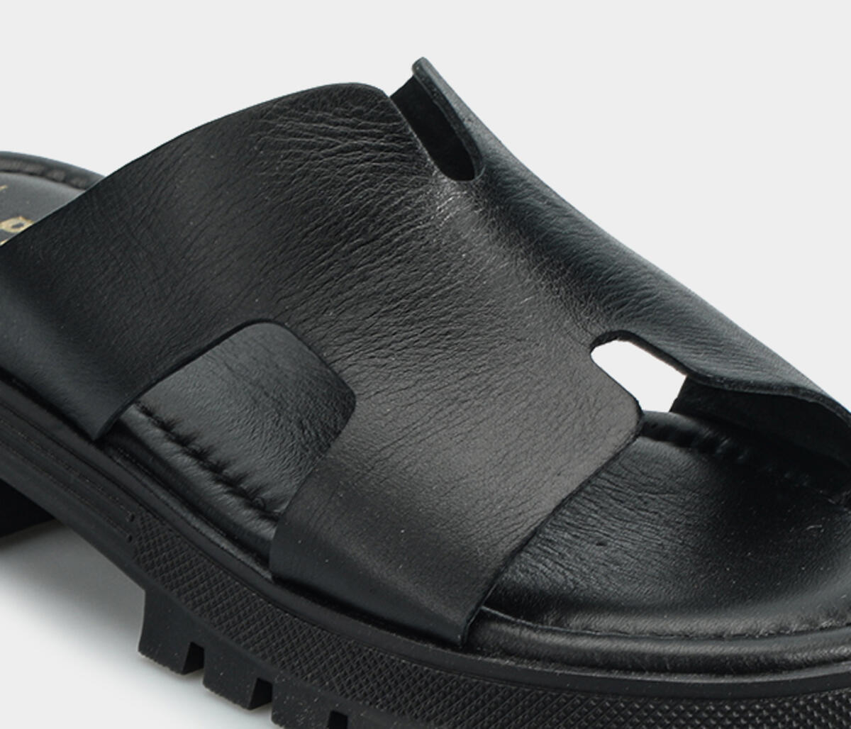 Siyah Deri Kadın Terlik